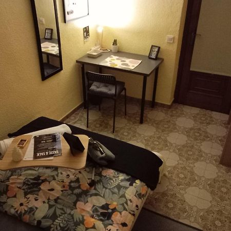 Gemuetliches Zimmer "Gold" Fuer 2 Personen Und Katzenliebhaber Walencja Zewnętrze zdjęcie